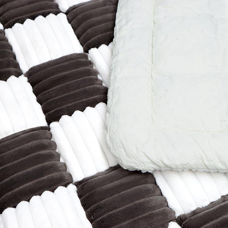 Ultimate Comfort for Your Furry Friend: Non-Slip Plaid Pet Bed Mat Perfect for Car Backseat Travel!